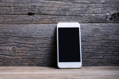 beyaz boş akıllı telefon ahşap arka planda boş ekran
