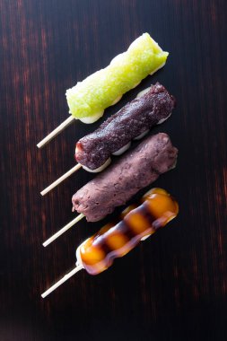 Dango, uruchi pirinç unu ve glutinous pirinç unuyla karıştırılmış pirinç unundan yapılan Japon tatlısı. Buharda pilavı pişirdikten sonra yapılan mochi yapma yönteminden farklıdır..