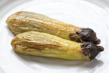 Tabakta taze pişmiş patlıcan