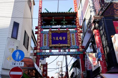 Tokyo - 27 Kasım, 2019: Tokyo, Japonya 'da şehir sokaklarında yürüyen insanlar.