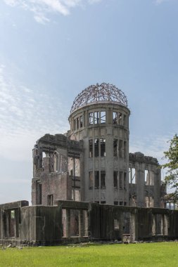 Hiroşima Barış Anıtı, Hiroşima İl Endüstriyel Promosyon Salonu, şimdiki adıyla Genbaku Kubbesi, Atom Bombası Kubbesi, Hiroşima 'daki Hiroşima Barış Anıtı Parkı' nın bir parçası. UNESCO Dünya Mirası Alanı 
