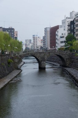 Japonya 'nın Nagasaki kentindeki Megane Köprüsü (Spectacles Bridge) Nakashima Nehri üzerindedir. 