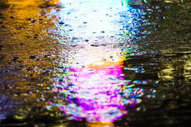 Yağmurlu havada ıslak kaldırım 