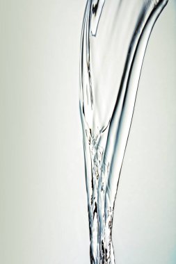 Değişken ışık arkaplanına temiz su dökülüyor