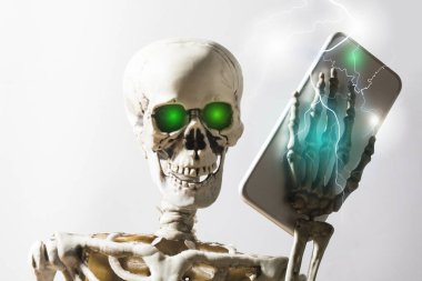 İskelet ve telefon yakın görüntüsü