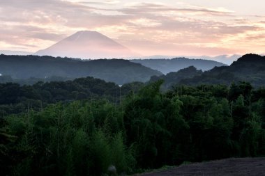 Sabahları dağların ve nehrin güzel manzarası