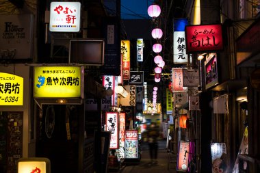 Kyoto 'daki geleneksel Japon caddesi manzarası