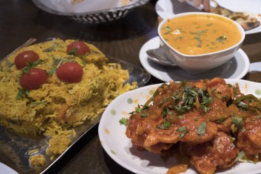 Çeşitli Asya yemekleri, kızarmış pirinç, haşlanmış et ve köri sosu. 