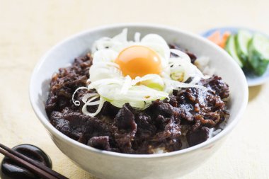 Asya tabağında kızarmış domuz ve pilav.