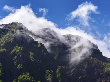 Mavi bulutlu ve mavi gökyüzü olan dağ manzarası
