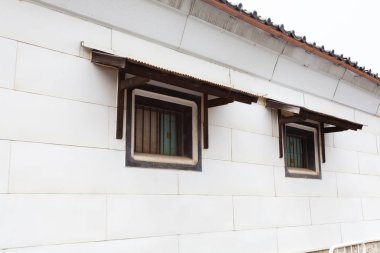 Beyaz duvarlı eski ahşap pencere.