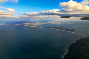 Bulutların üstündeki ufuk çizgisi görünümü Hava uçağından gelen bulanık arkaplan.