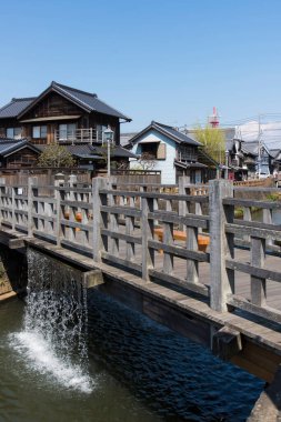 Japon kasabasındaki eski sokak kanalı. 
