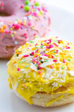 Renkli şekerli çörekler.