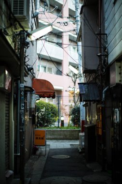 Gün ışığında kentsel yapıların manzarası.