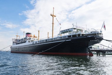 Gemi liman görünümünde, gündüz vakti 