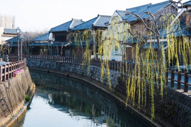 Kanal ve geleneksel Japon mimarisi Chiba bölgesindeki eski Katori şehrinde.
