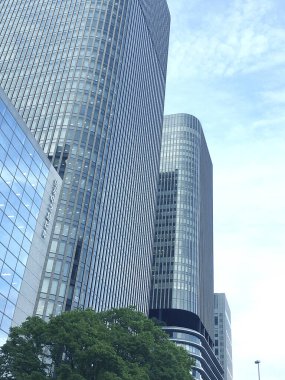 Asya şehrindeki modern binalar güneşli bir günde