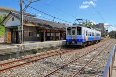Modern trenle Japonya 'daki tren istasyonu.