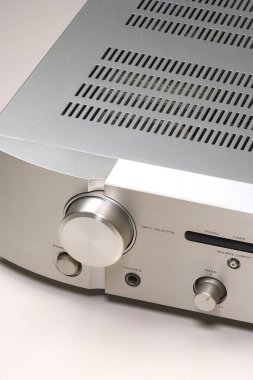 Bir Ses Yükselticisinin veya Alıcının Büyük Ses Denetimi Düğmesi ile Gümüş Fırçalı Alüminyum Faceplakasının yakın görüntüsü