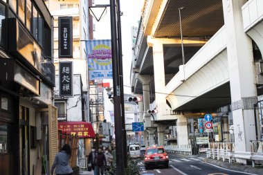 Tokyo, Japonya - 27 Kasım 2018: Japonya 'daki şehir caddesi manzarası 