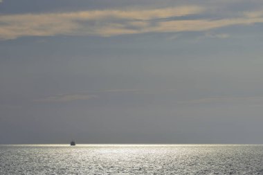 Gün batımında güzel bir deniz manzarası. doğa arkaplanı