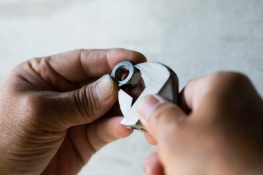 Adamın somunlu ingiliz anahtarını tutuş görüntüsü