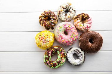 Kremalı ve serpiştirilmiş renkli donutlar. 