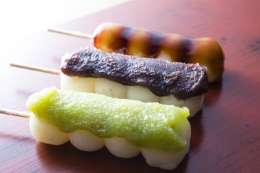 Dango, uruchi pirinç unu ve glutinous pirinç unuyla karıştırılmış pirinç unundan yapılan Japon tatlısı. Buharda pilavı pişirdikten sonra yapılan mochi yapma yönteminden farklıdır..