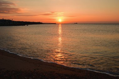 Deniz manzarası üzerinde güzel bir gün batımı 