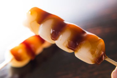 Dango, uruchi pirinç unu ve glutinous pirinç unuyla karıştırılmış pirinç unundan yapılan Japon tatlısı. Buharda pilavı pişirdikten sonra yapılan mochi yapma yönteminden farklıdır..