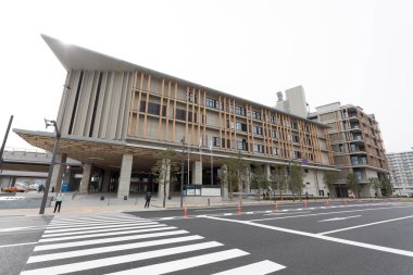 Japon caddesindeki modern binalar, Asya mimarisinin gündüz görüşü. 