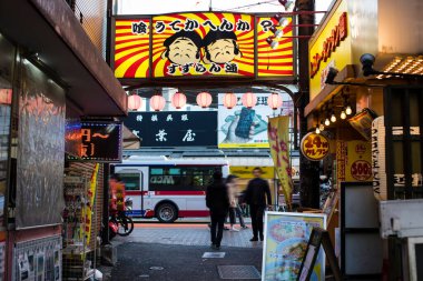 Tokyo, Japonya - 27 Kasım 2018: Japonya 'daki şehir caddesi manzarası 