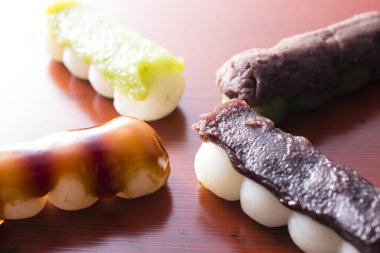 Dango, uruchi pirinç unu ve glutinous pirinç unuyla karıştırılmış pirinç unundan yapılan Japon tatlısı. Buharda pilavı pişirdikten sonra yapılan mochi yapma yönteminden farklıdır..