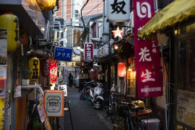 Tokyo, Japonya - 27 Kasım 2018: Japonya 'daki şehir caddesi manzarası 