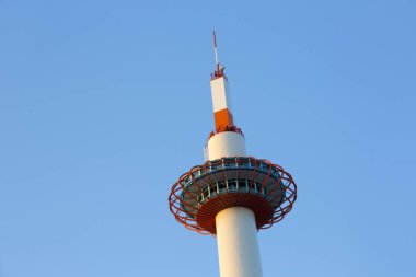 Mavi gökyüzünün üstündeki kule 