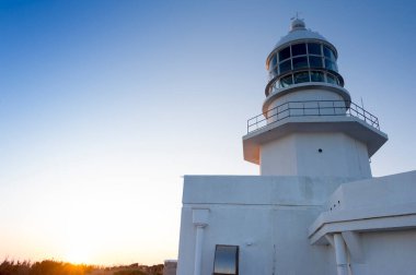 Gündüz vakti arka planda güzel bir deniz feneri