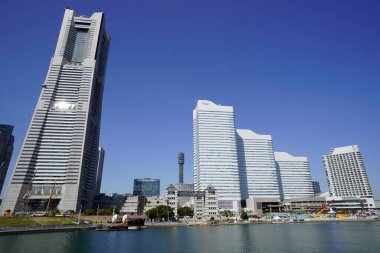 Modern şehir mimarisi, Tokyo, Japonya. Gökdelenler mavi gökyüzüne karşı güneşli bir günde 