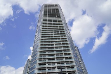 modern şehir mimarisi mavi gökyüzüne karşı, Tokyo, Japonya 