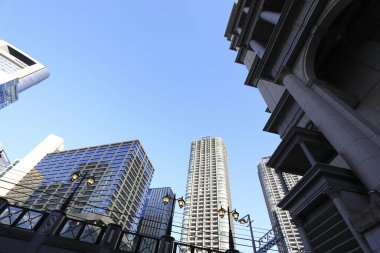 Yüksek binalar ve mavi gökyüzü - Tokyo, Japonya