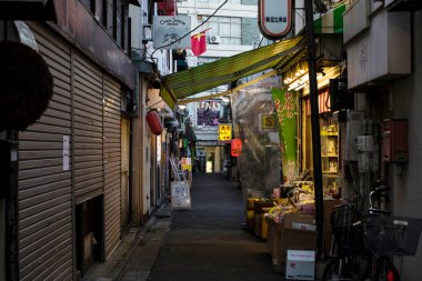 Tokyo, Japonya - 27 Kasım 2018: Japonya 'daki şehir caddesi manzarası 