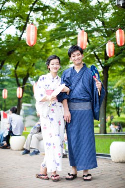 Genç Japon çift yaz parkında geleneksel kimono giyiyor.