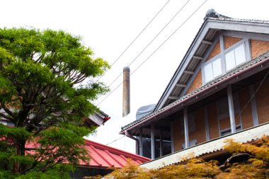 Japonya 'da büyük pencereli terk edilmiş eski bir ev.
