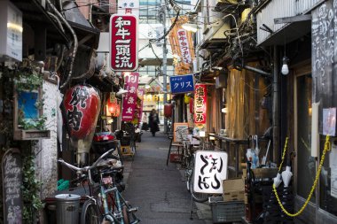 Tokyo, Japonya - 27 Kasım 2018: Japonya 'daki şehir caddesi manzarası 