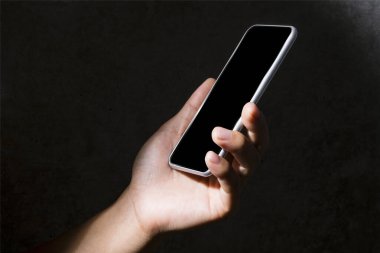 Erkek eli boş bir ekranla akıllı telefonu tutuyor. Reklam ve tanıtım tasarım konsepti