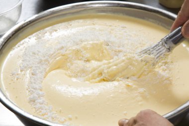 Kadın pasta için para kazanıyor.