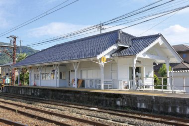 Boş küçük köy tren istasyonu manzarası 