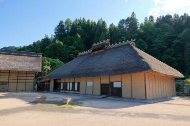 Sazlı çatılı eski bir Japon geleneksel evi.