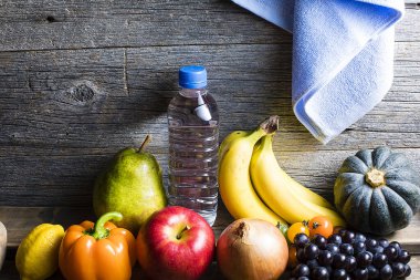 Farklı meyve ve sebzelerle bezenmiş. yemek ve diyet