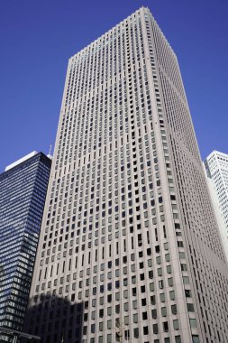 Modern şehir mimarisi, Tokyo, Japonya. Gökdelenler mavi gökyüzüne karşı güneşli bir günde 